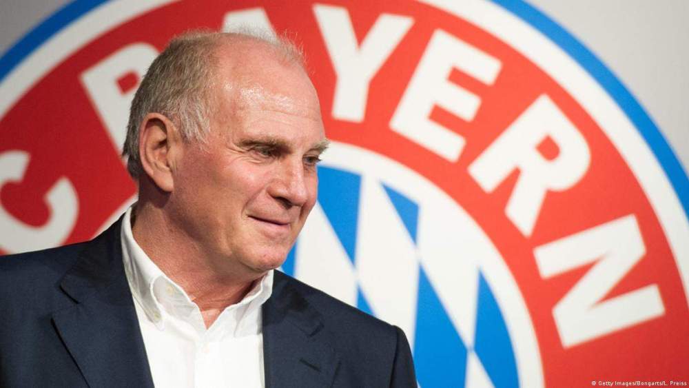 Hoeness y el escudo del Bayern Múnich. Hoeness y el escudo del Bayern Múnich.