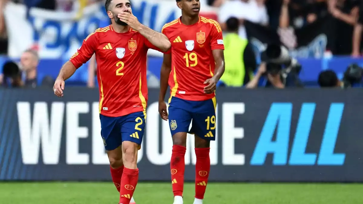 Dani Carvajal y Lamine Yamal en un partido con España. Dani Carvajal y Lamine Yamal en un partido con España.