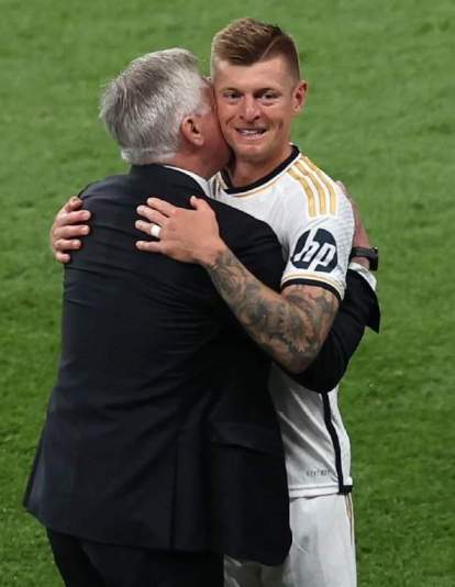 Toni Kroos abrazando a Carlo Ancelotti. Toni Kroos abrazando a Carlo Ancelotti.