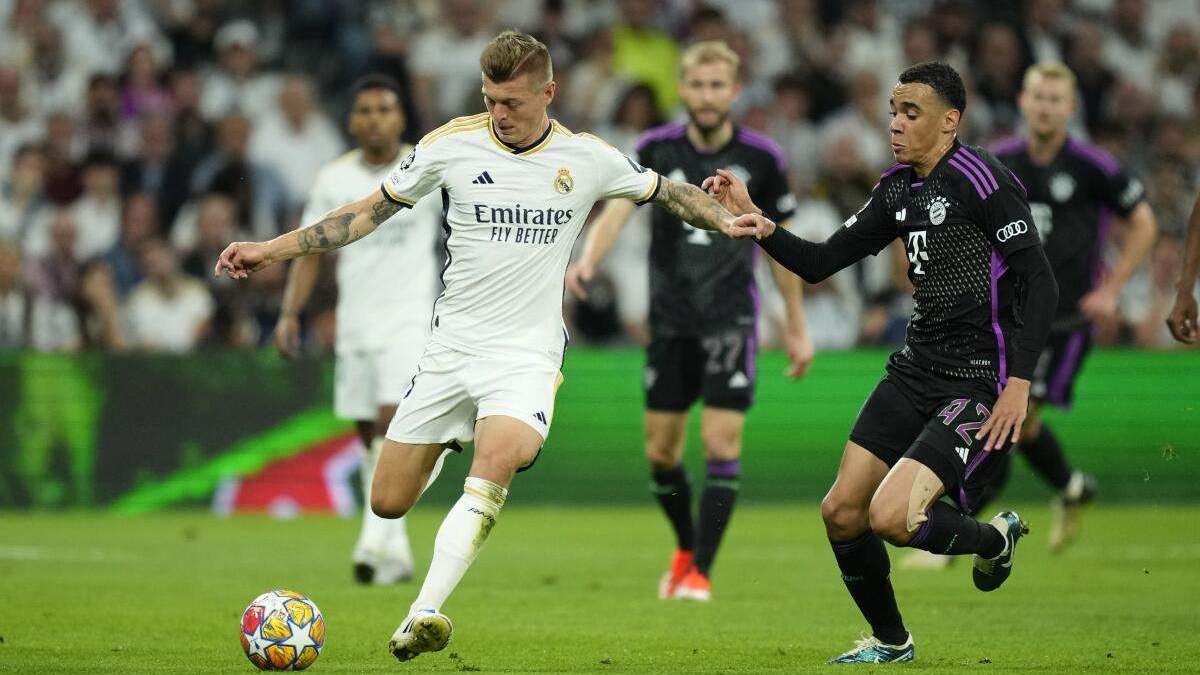 Toni Kroos jugando contra el Bayern Múnich.