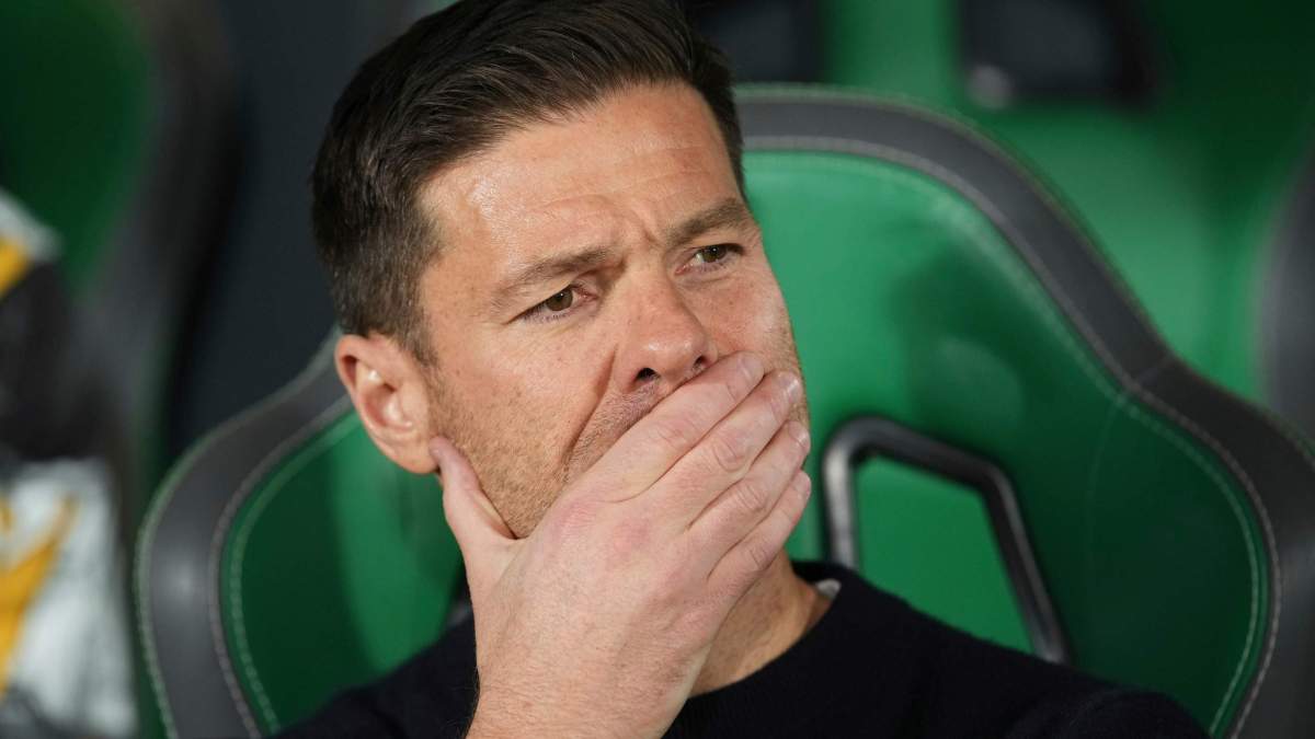 Xabi Alonso en el banquillo del Elche.