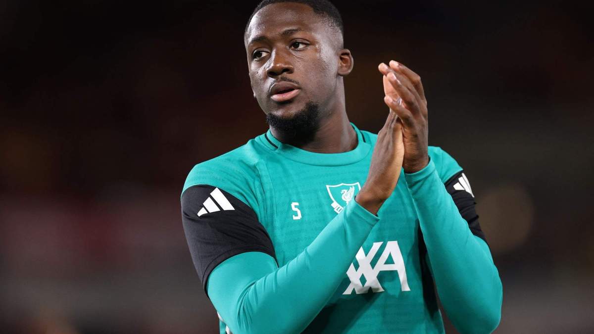 Konaté haciendo un calentamiento con el Liverpool. Konaté haciendo un calentamiento con el Liverpool.