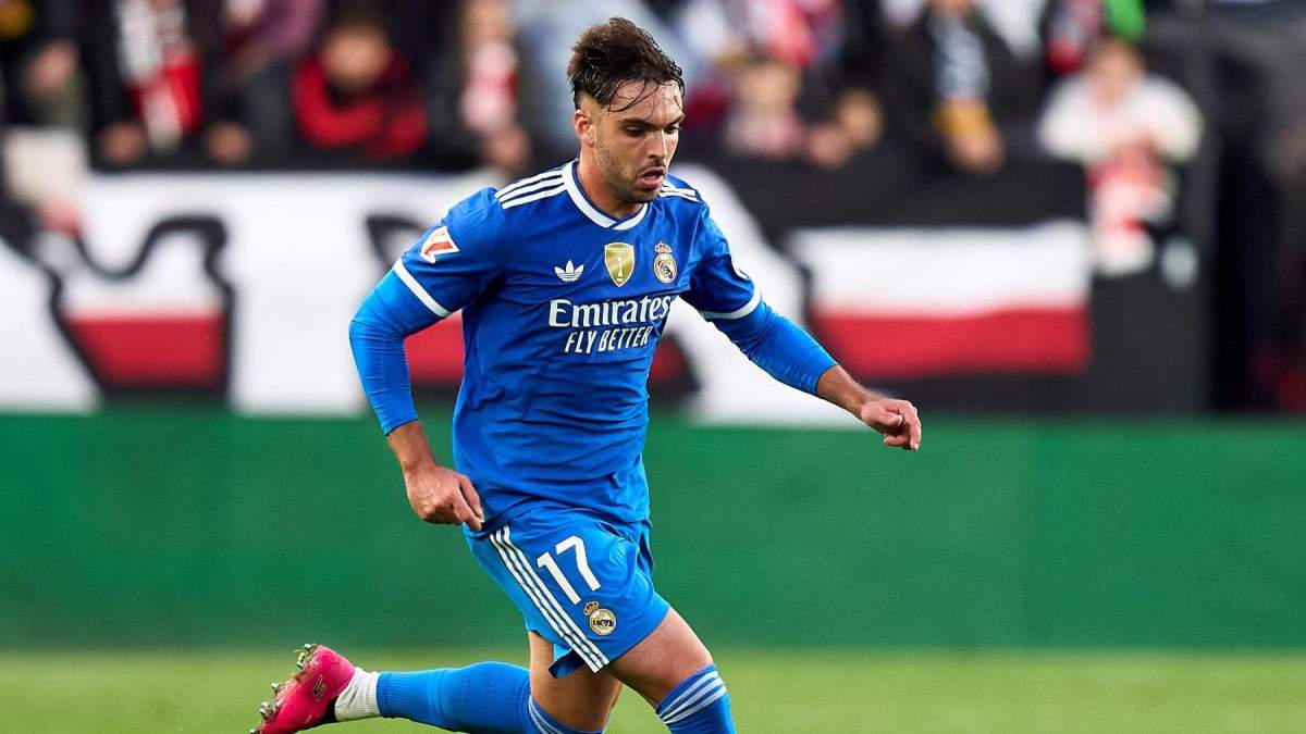 Raúl Asencio jugando un partido con el Real Madrid. Raúl Asencio jugando un partido con el Real Madrid.