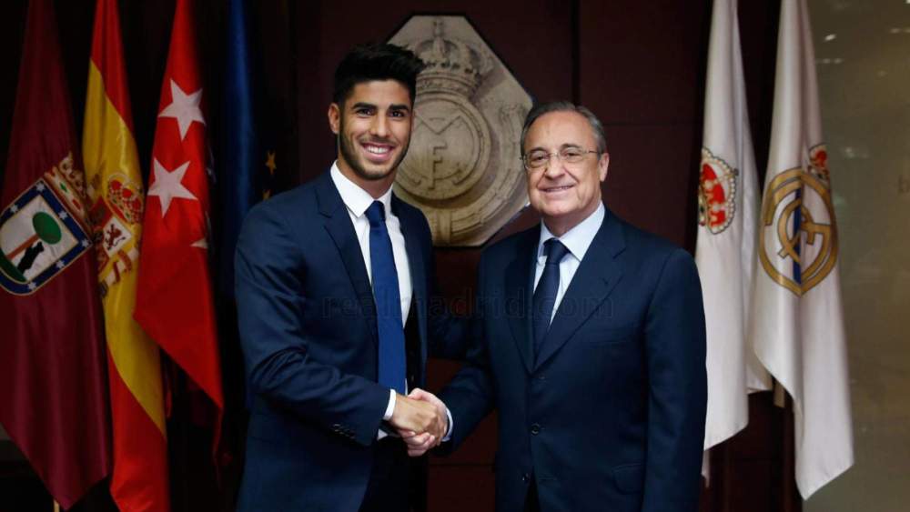 Marco Asensio y Florentino Pérez, en la presentación del futbolista como nuevo jugador del Real Madrid, en 2016.