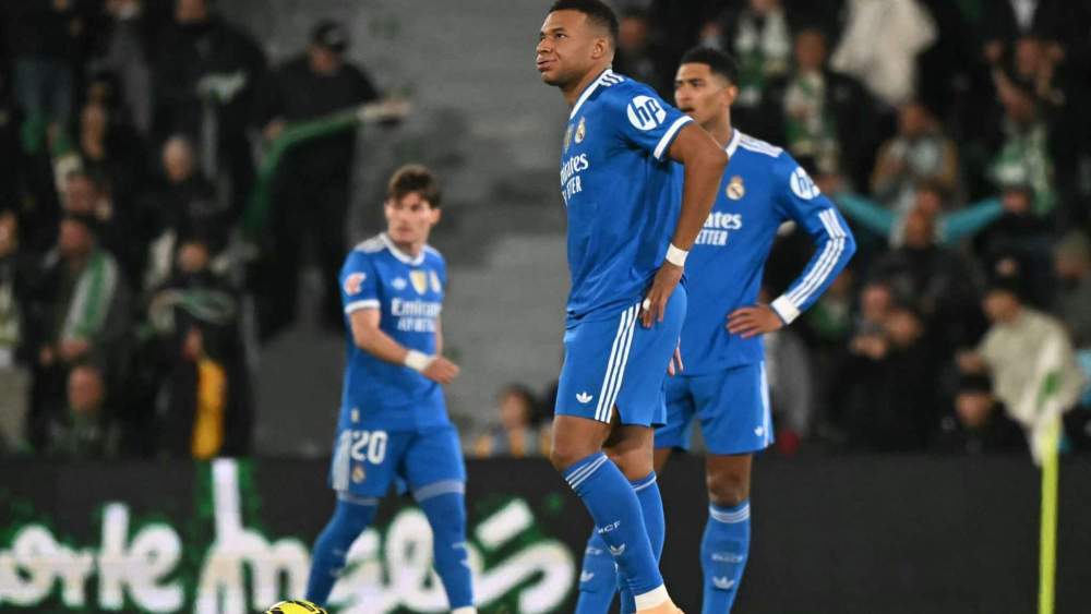 Kylian Mbappé, con el gesto torcido, después de un gol del Elche en el partido de Liga del domingo pasado.