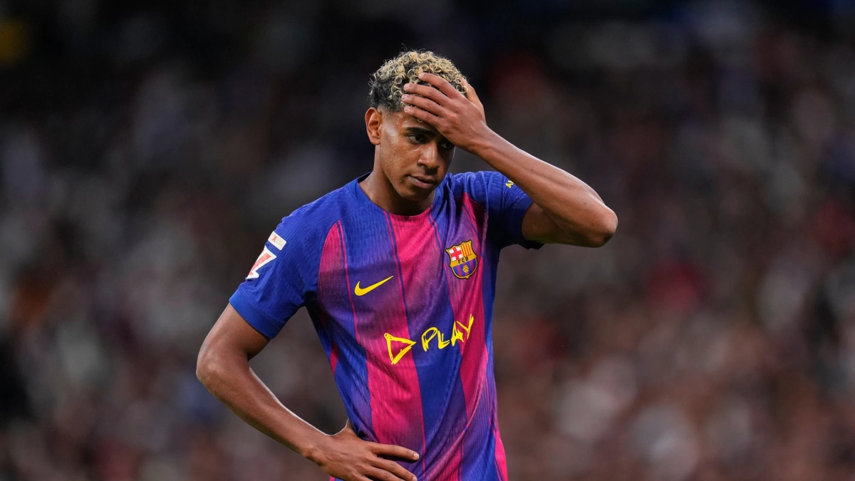 Lamine Yamal cabizbajo en un partido del Barcelona. 