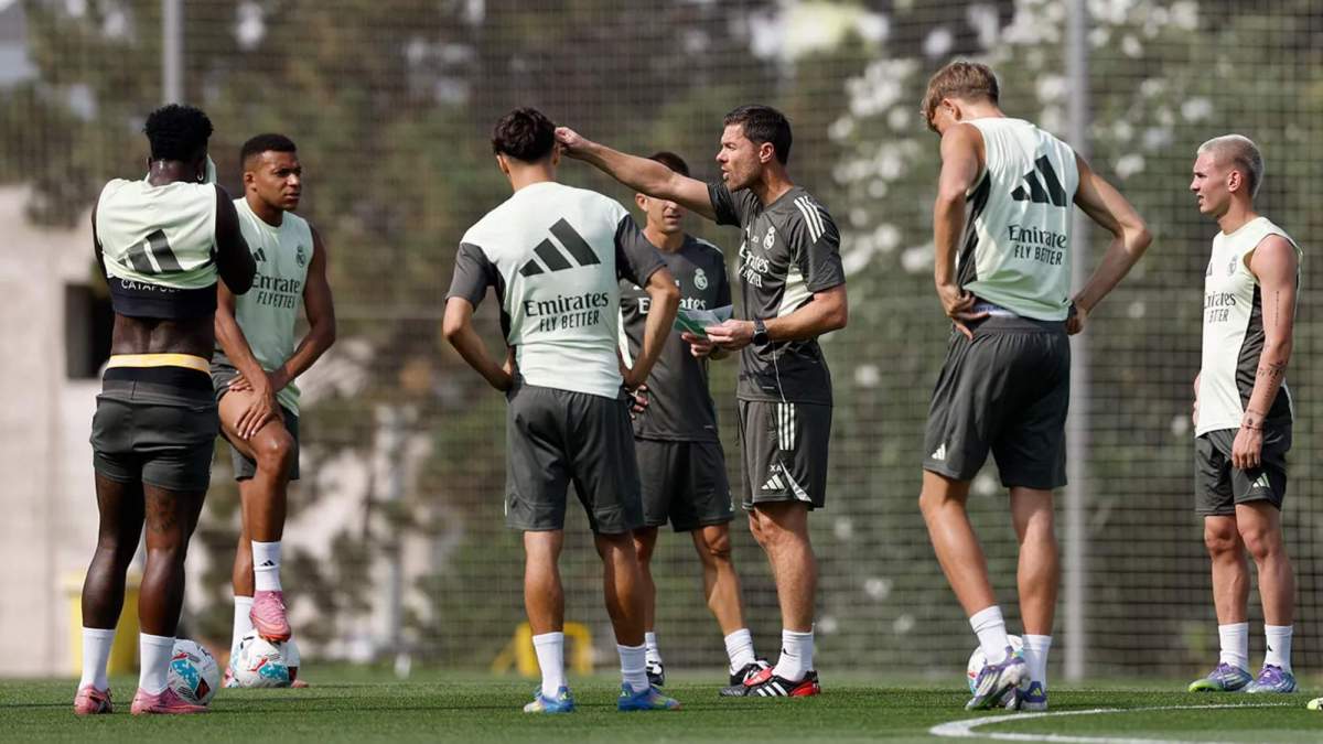 Xabi Alonso, con varios de sus jugadores, en un entrenamiento del Real Madrid durante este verano.