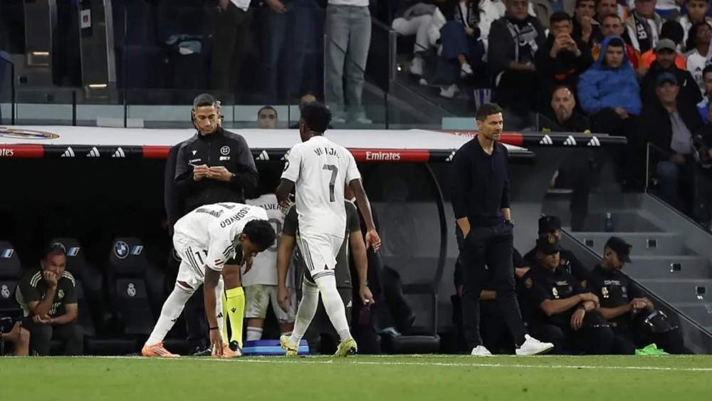 Vinícius Jr. siendo cambiado por Rodrygo Goes. Vinícius Jr. siendo cambiado por Rodrygo Goes.