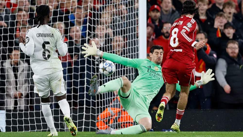 Thibaut Courtois, parando una ocasión clara de gol de Dominik Szoboszlai. Thibaut Courtois, parando una ocasión clara de gol de Dominik Szoboszlai.