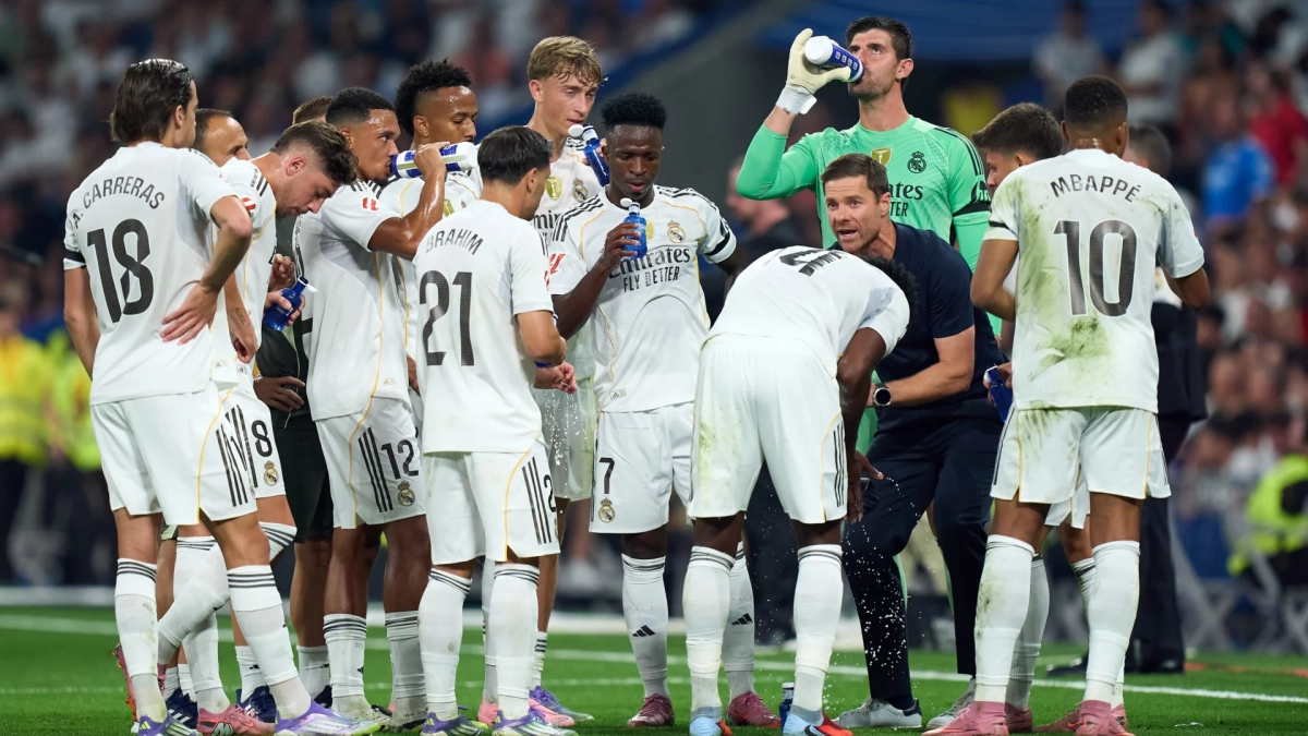 Xabi Alonso hablando con los jugadores del Real Madrid.