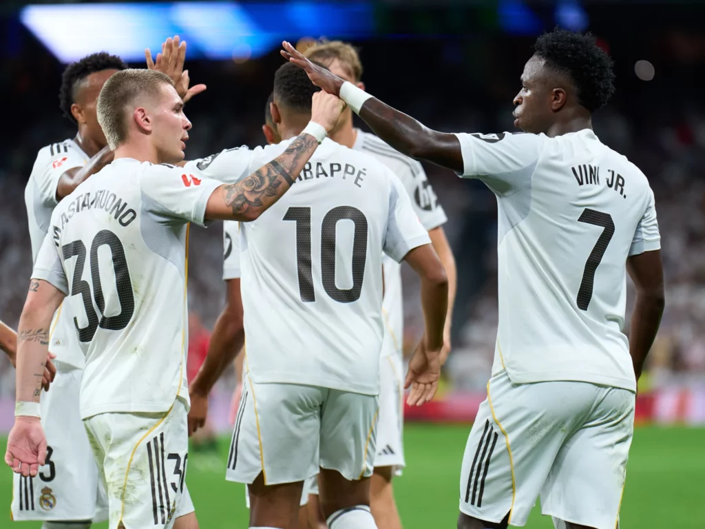 Mastantuono se saluda con Vinicius después de un gol del Real Madrid en el Santiago Bernabéu.