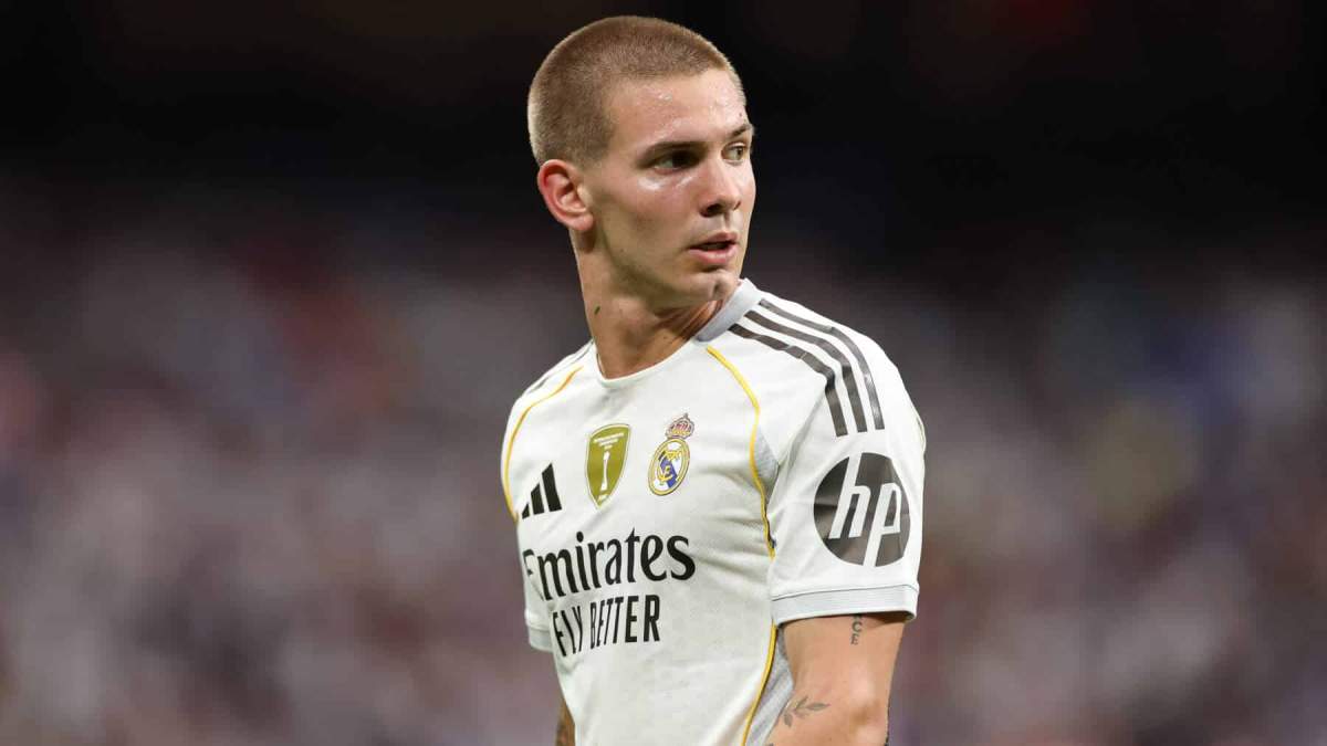 Franco Mastantuono jugando un partido con el Real Madrid.