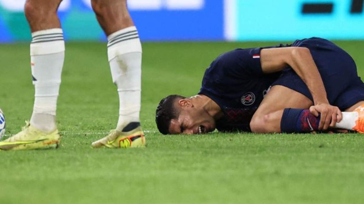 Achraf Hakimi retorciéndose de dolor Achraf Hakimi retorciéndose de dolor