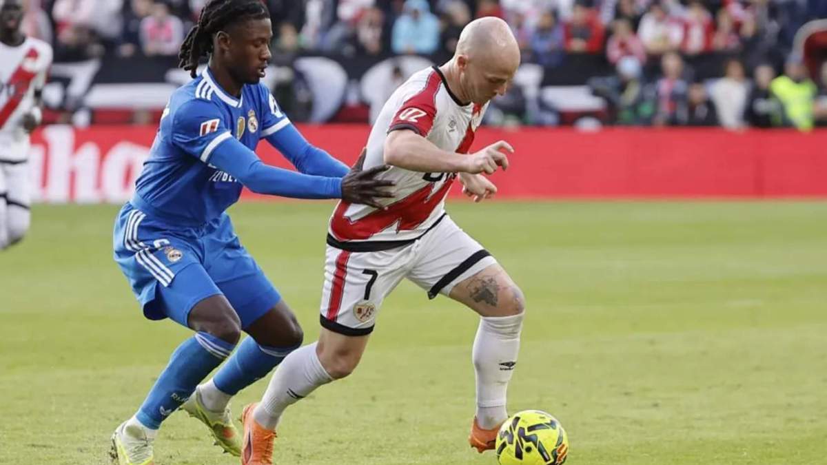 Isi Palazón pelea un balón ante Eduardo Camavinga en la segunda parte del partido. Isi Palazón pelea un balón ante Eduardo Camavinga en la segunda parte del partido.