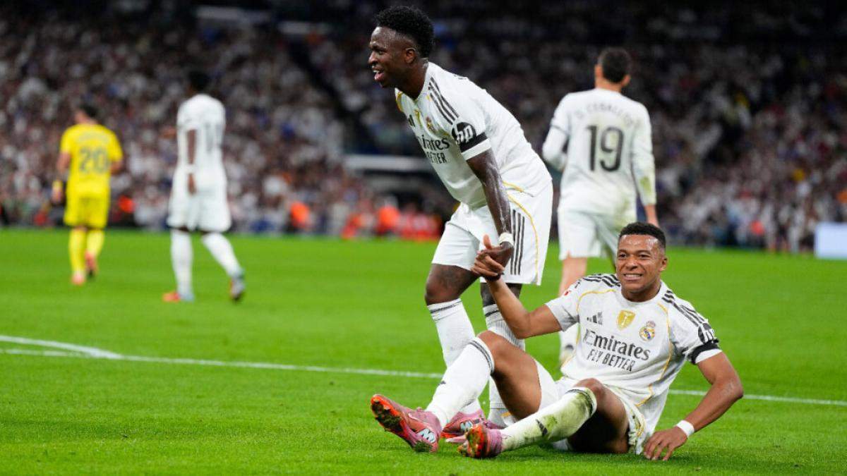 Vinícius Júnior levantando a Kylian Mbappé en un partido del Real Madrid. Vinícius Júnior levantando a Kylian Mbappé en un partido del Real Madrid.