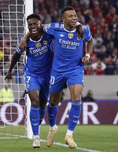 Kylian Mbappé celebrando su gol con Vinícius Júnior.