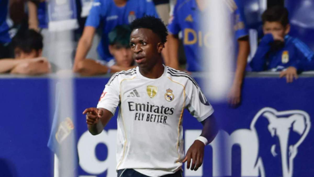 Vinicius Junior celebrando su gol en el Carlos Tartiere