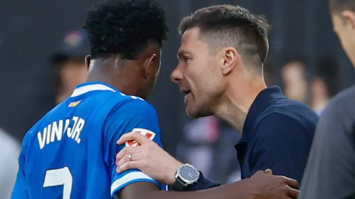 Xabi Alonso, hablando con Vinicius Junior, durante el partido del Real Madrid contra el Rayo Vallecano. Xabi Alonso, hablando con Vinicius Junior, durante el partido del Real Madrid contra el Rayo Vallecano.