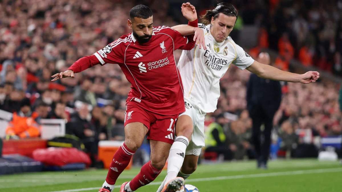 Álvaro Carreras defendiendo a Salah durante el Liverpool Real Madrid Álvaro Carreras defendiendo a Salah durante el Liverpool Real Madrid