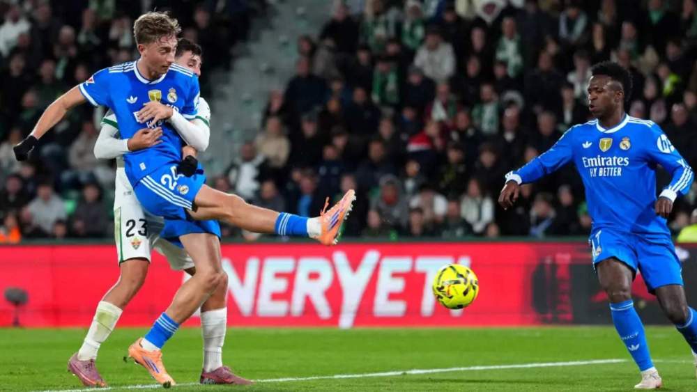 Dean Huijsen, marcando un gol ante el Elche en la jornada anterior de Liga.