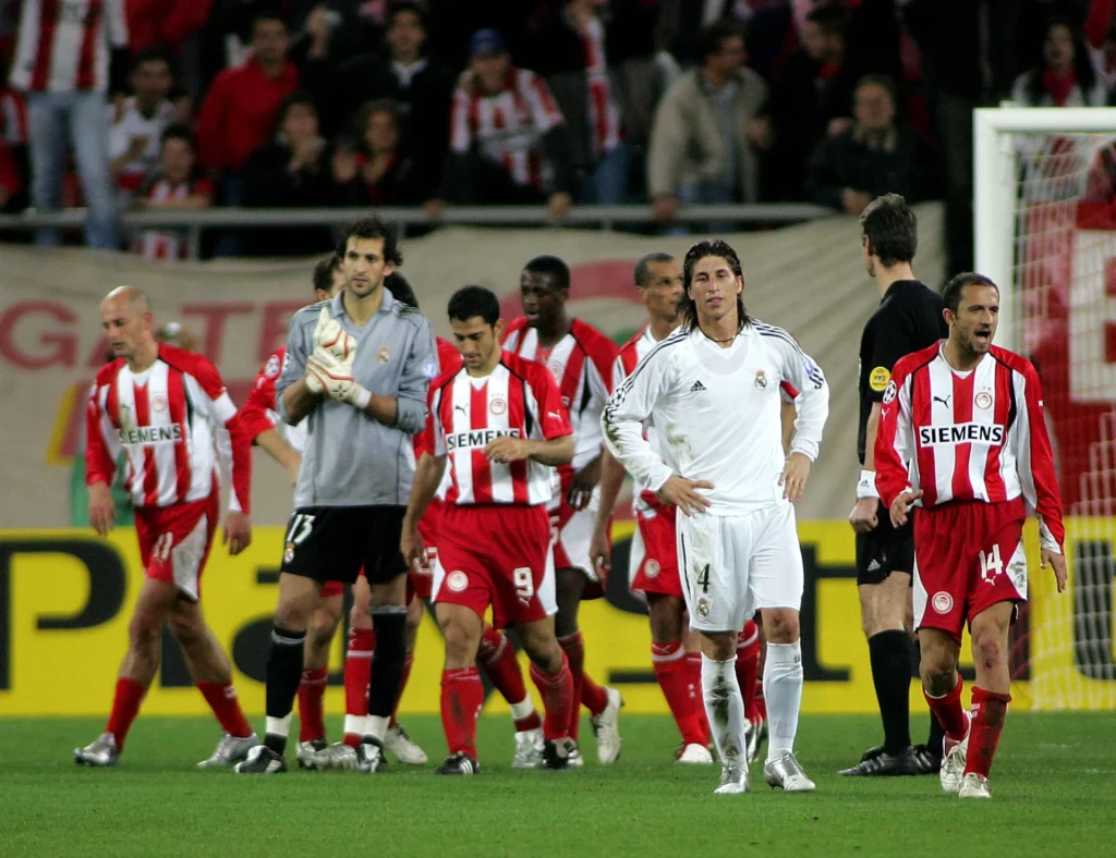 - Qedine Diego López y Sergio Ramos, rodeados por jugadores de Olympiacos durante el partido en 2005.