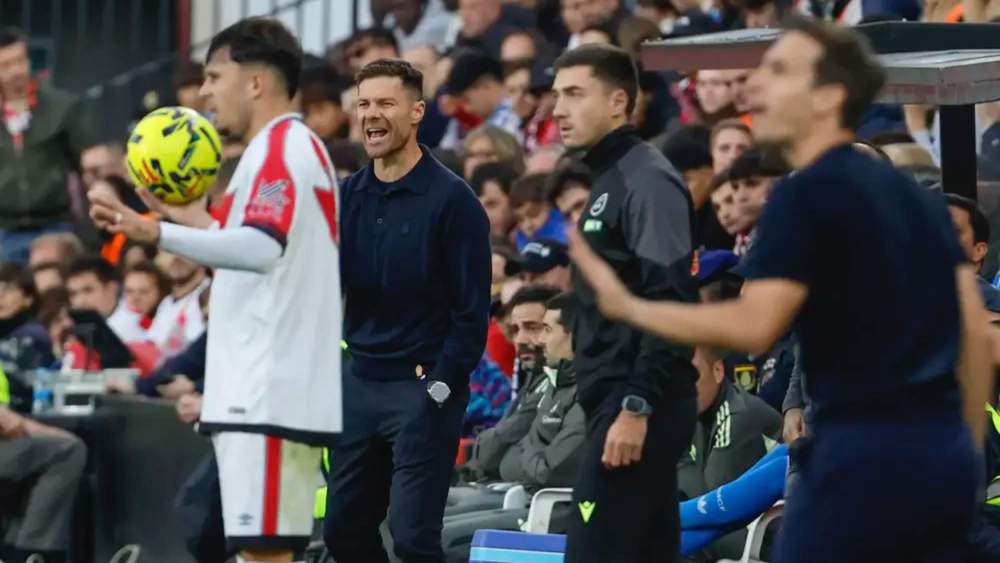 Xabi Alonso, dando órdenes a sus jugadores durante el partido del domingo pasado en Vallecas. Xabi Alonso, dando órdenes a sus jugadores durante el partido del domingo pasado en Vallecas.