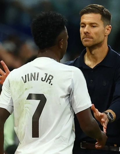Vinícius Júnior saludando a Xabi Alonso en un partido del Real Madrid. Vinícius Júnior saludando a Xabi Alonso en un partido del Real Madrid.