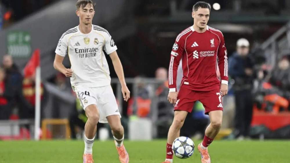 Dean Huijsen siguiendo la estela de Florian Wirtz durante el partido de este martes entre el Liverpool y el Real Madrid. Dean Huijsen siguiendo la estela de Florian Wirtz durante el partido de este martes entre el Liverpool y el Real Madrid.