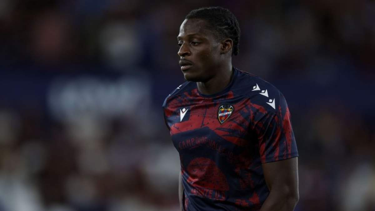 Etta Eyong calentando en un partido del Levante.