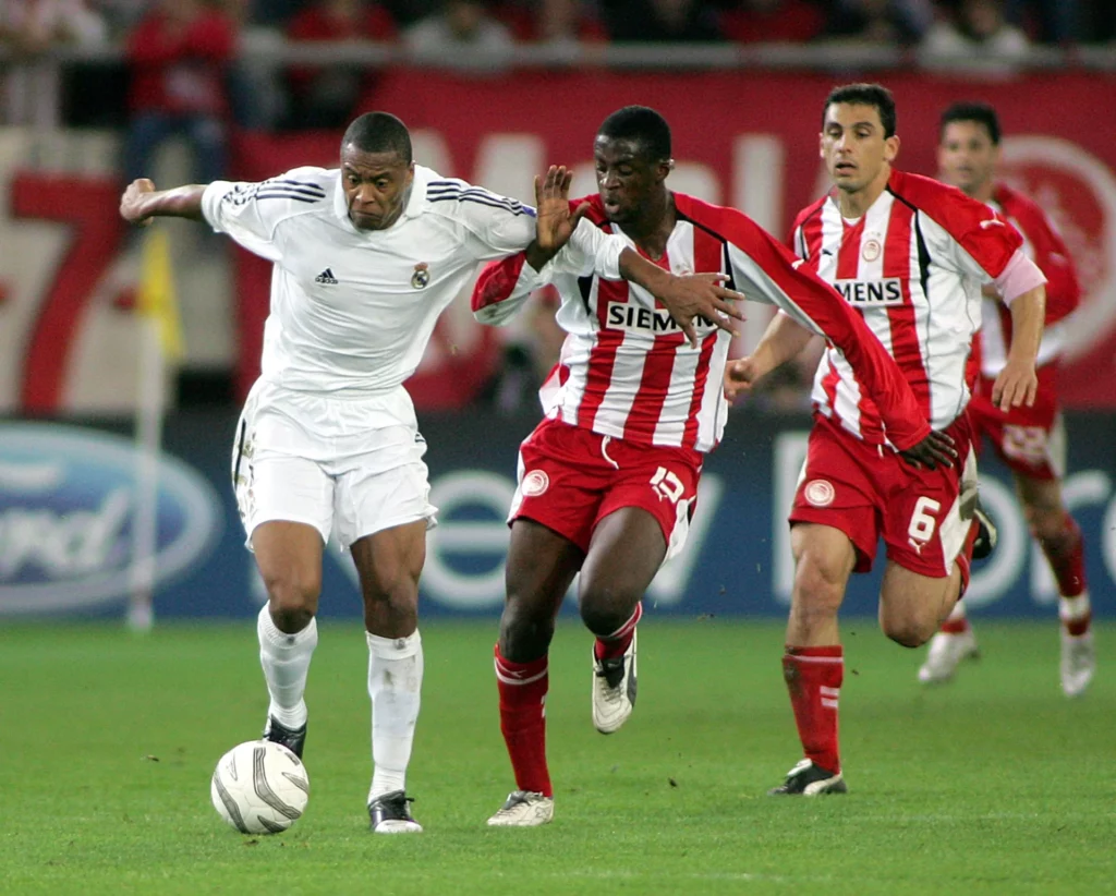 - Qedine Julio Baptista y Yaya Touré pugnan por la pelota durante el partido entre Olympiacos y Real Madrid de 2005.