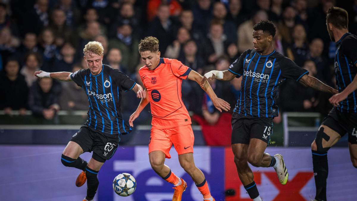 Fermín López disputando un balón en el Brujas - Barcelona.