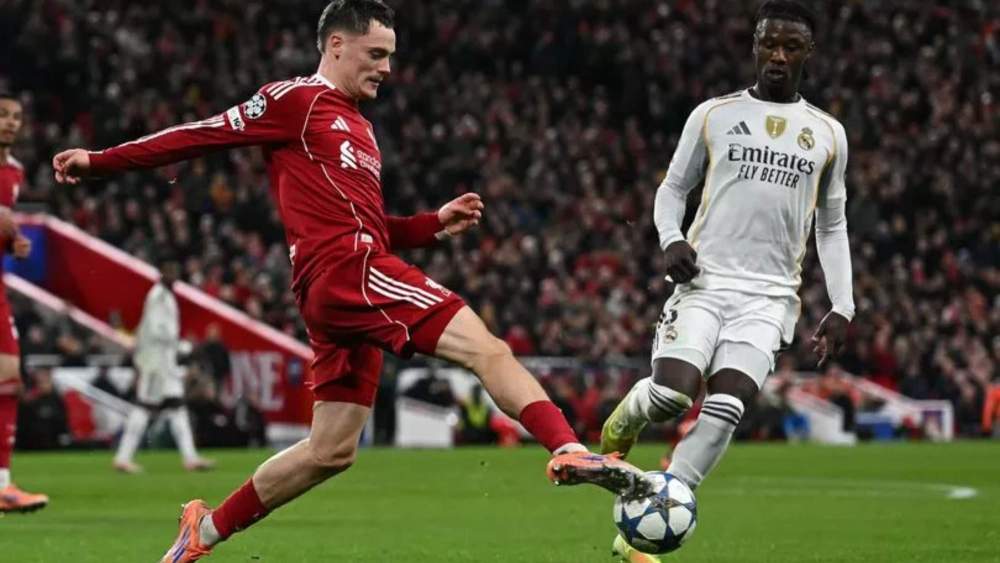 Florian Wirtz, controlando un balón delante de Eduardo Camavinga, durante el encuentro del martes en Anfield entre el Liverpool y el Real Madrid. Florian Wirtz, controlando un balón delante de Eduardo Camavinga, durante el encuentro del martes en Anfield entre el Liverpool y el Real Madrid.