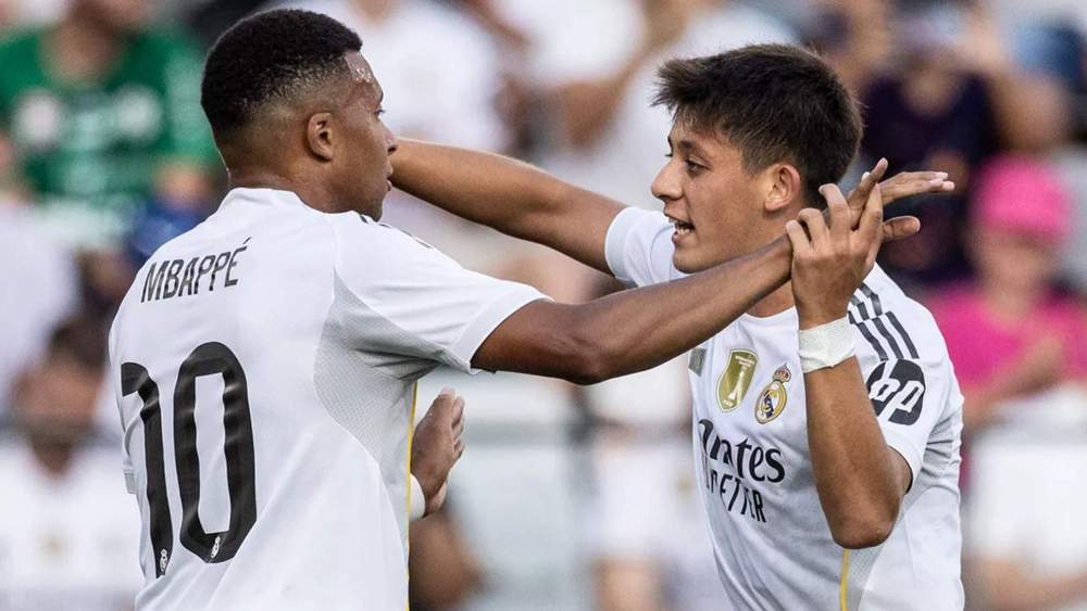 Kylian Mbappé y Arda Güler, celebrando un gol del Real Madrid durante un partido de este curso.