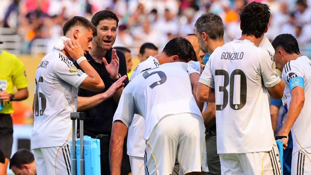 Xabi Alonso, charlando con sus jugadores durante un partido del Real Madrid. Xabi Alonso, charlando con sus jugadores durante un partido del Real Madrid.