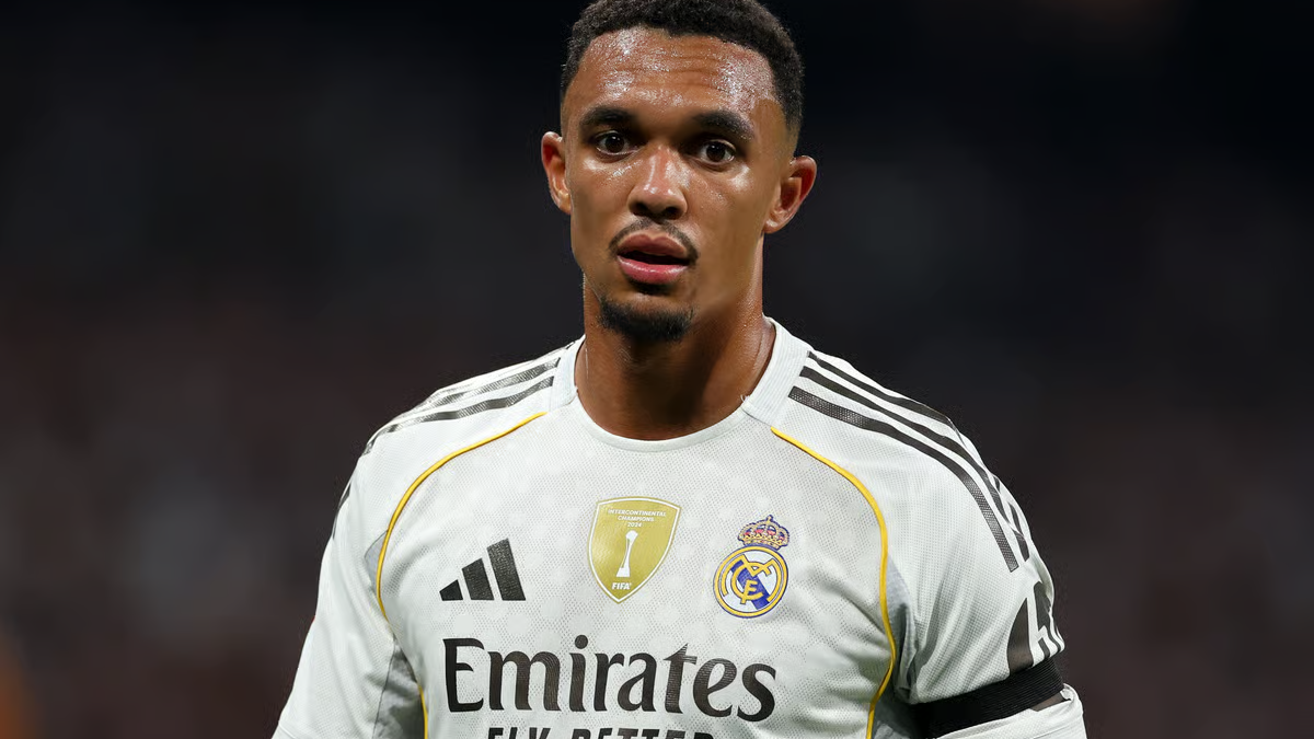 Trent Alexander-Arnold jugando un partido con el Real Madrid.