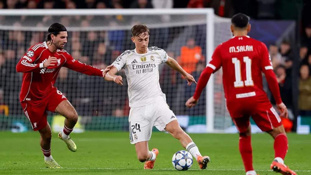 Dean Huijsen, controlando un balón delante de Dominik Szoboszla y Mohamed Salah.