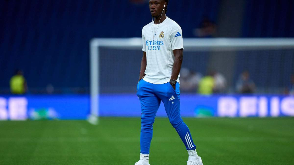 Eduardo Camavinga pisando el césped del Santiago Bernabéu antes de comenzar un partido. 