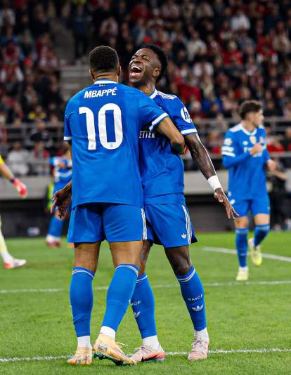 Kylian Mbappé y Vinícius Júnior celebrando un gol. 