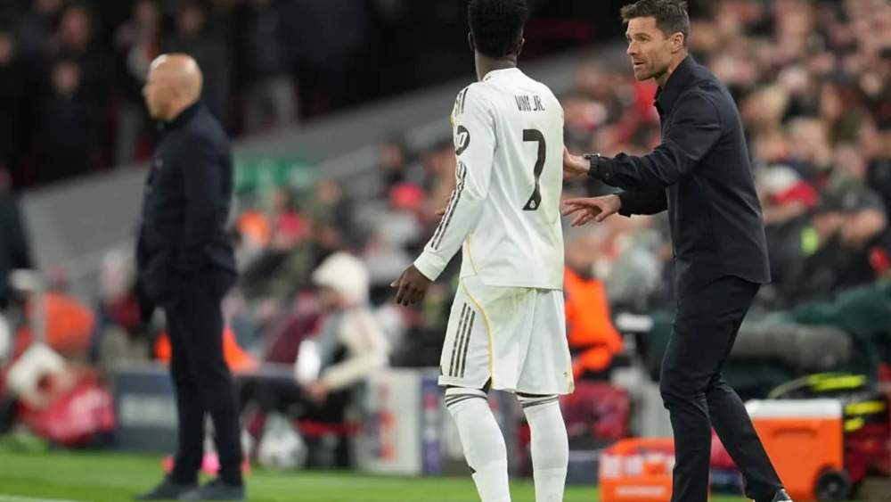 Xabi Alonso, dando instrucciones a Vinicius Junior durante el encuentro ante el Liverpool.