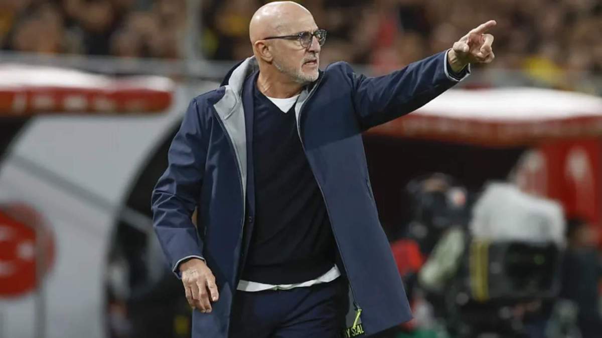 Luis de la Fuente, dando instrucciones desde la banda de La Cartuja, a sus futbolistas de la Selección española. Luis de la Fuente, dando instrucciones desde la banda de La Cartuja, a sus futbolistas de la Selección española.