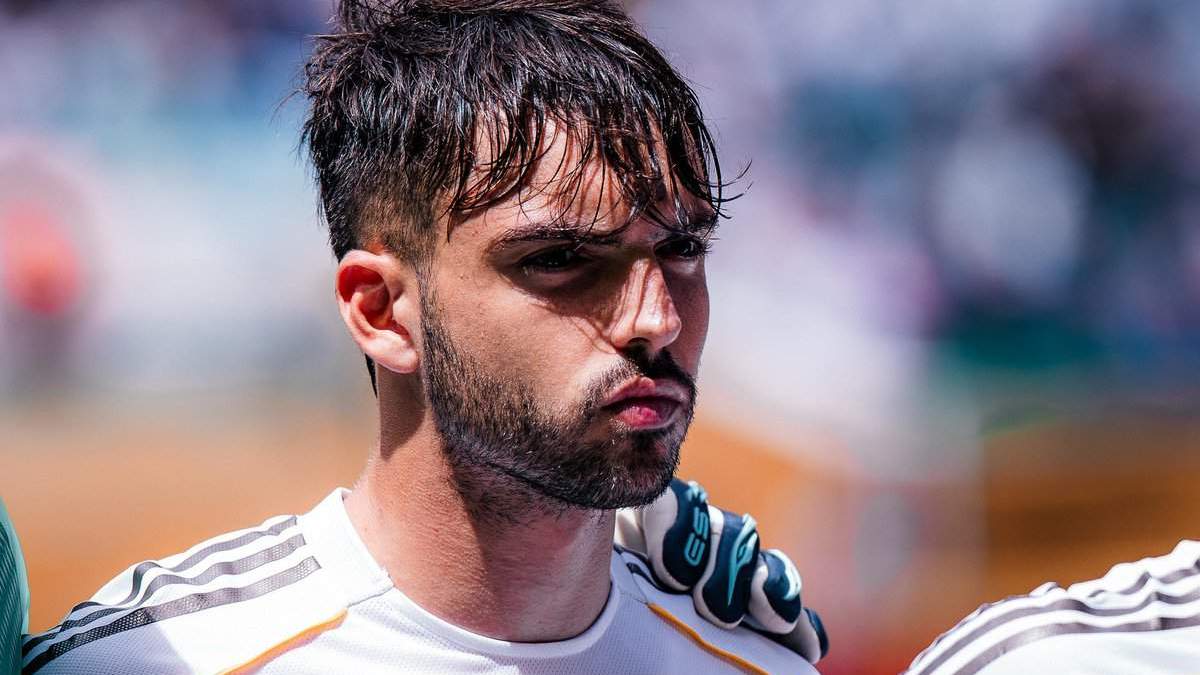 Raúl Asencio en un partido del Real Madrid.