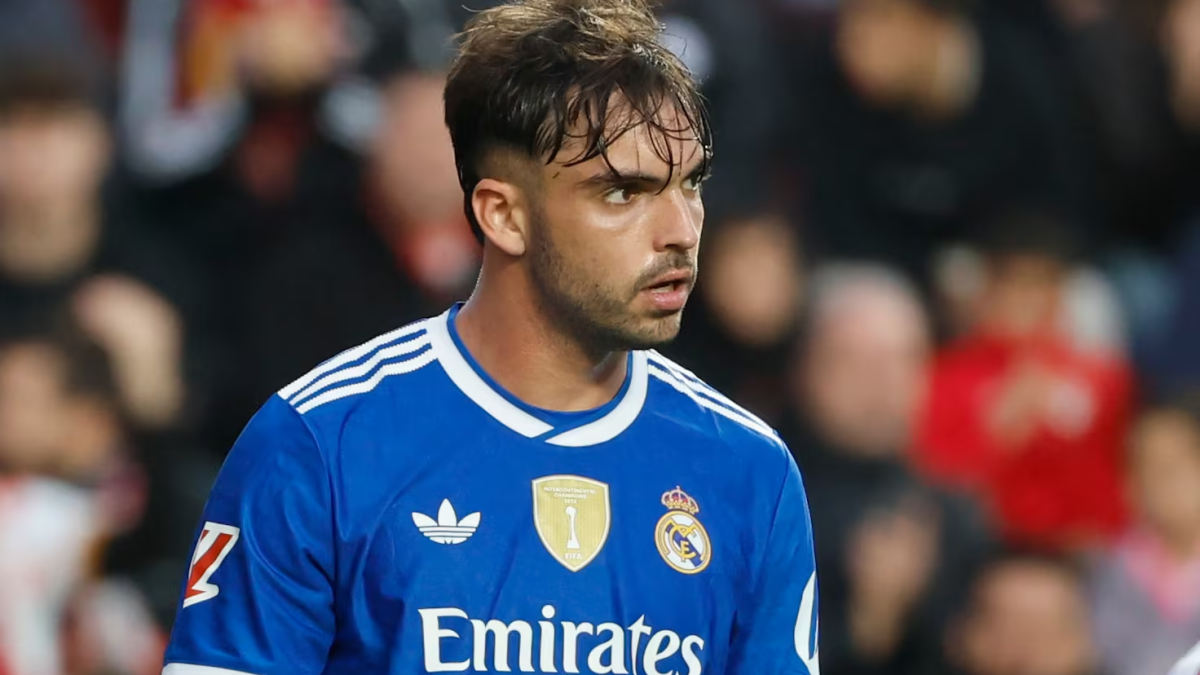 Raúl Asencio jugando un partido con el Real Madrid.