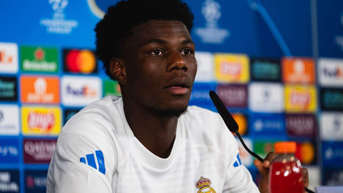 Aurélien Tchouaméni dando una entrevista como jugador del Real Madrid.