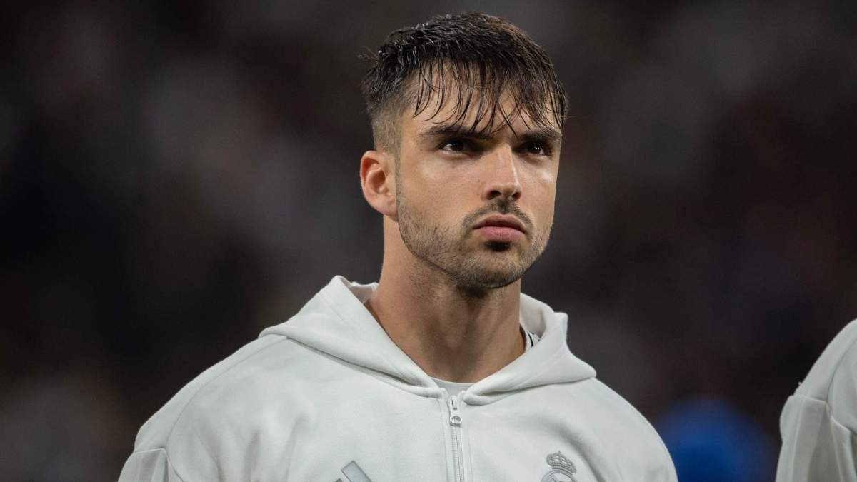 Raúl Asencio en la previa de un partido del Real Madrid.