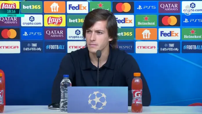  Álvaro Carreras: «El ambiente del vestuario del Real Madrid es muy bueno»

