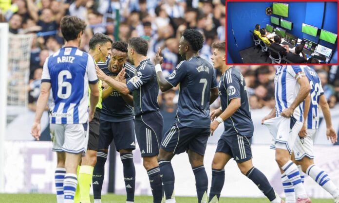 Los jugadores del Real Madrid, protestando una decisión de Jaime Gil Manzano durante el partido de Liga del pasado septiembre con la Real Sociedad.