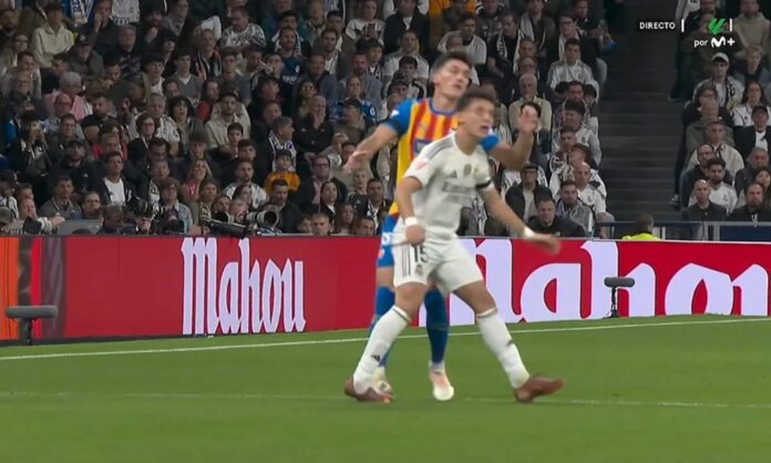 Arda Güler se ha torcido accidentalmente el tobillo en el inicio del partido contra el Valencia.