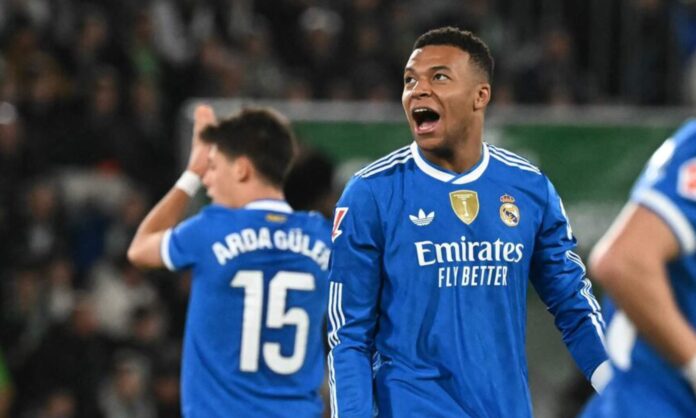 Kylian Mbappé y Arda Güler, durante el partido del Real Madrid contra el Elche en el Martínez Valero.