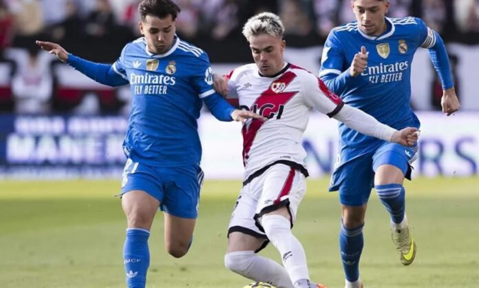 Pep Chavarría y Brahim, luchando por un balón durante el partido de esta tarde en Vallecas entre el Rayo y el Real Madrid.