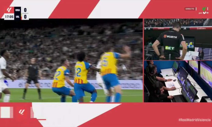 Mateo Busquets Ferrer, revisando la jugada en la que señaló penalti a favor del Real Madrid, que supuso el primer gol del partido contra el Valencia.